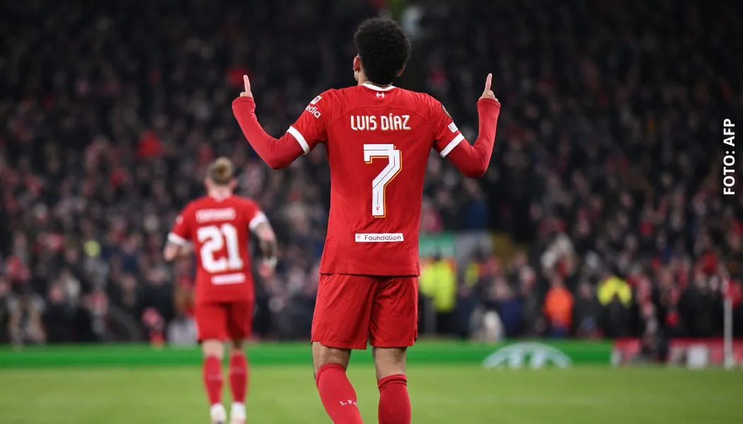 Luis Díaz ovacionado por hinchas del Liverpool