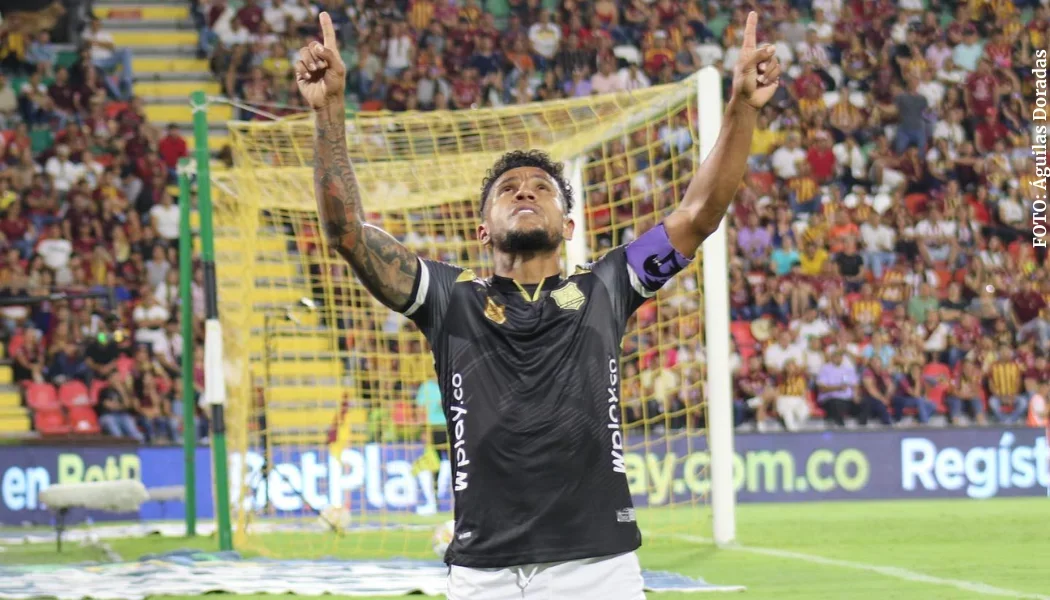 Wilson Morelo celebrando gol con Águilas Doradas