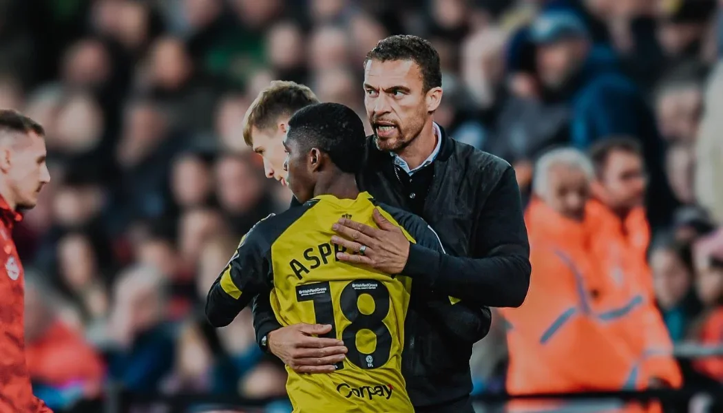 Yaser Asprilla con su entrenador en el partido ante Swansea