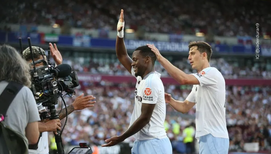Yeimar Mosquera fue presentado en el Aston Villa