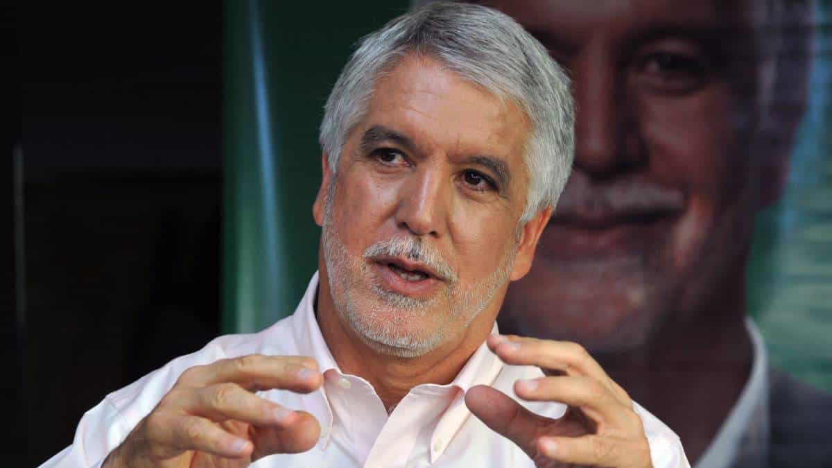 Enrique Peñalosa registró el comité de firmas para su candidatura presidencial