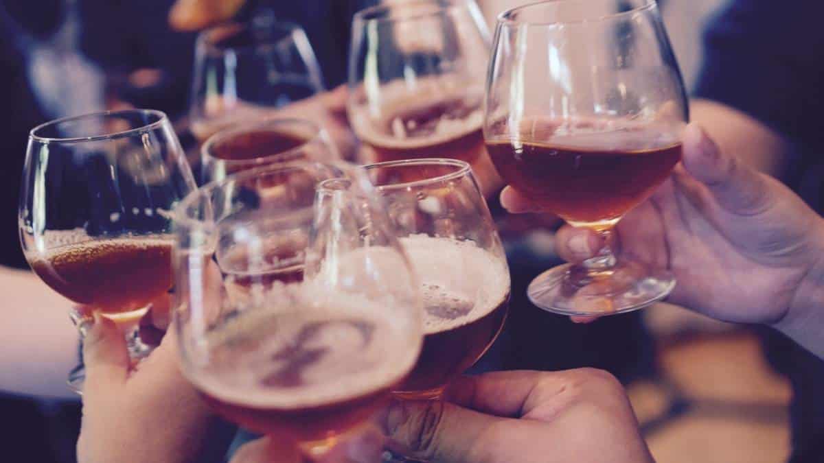 ¿Se puede tomar alcohol después de vacunarse contra el covid?