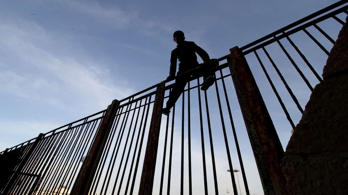 España: más de 200 migrantes saltaron valla fronteriza y entraron en enclave de Melilla