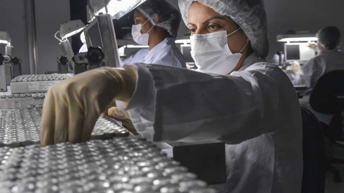 Brasil avanza en 2 posibles vacunas para frenar la ola de contagios