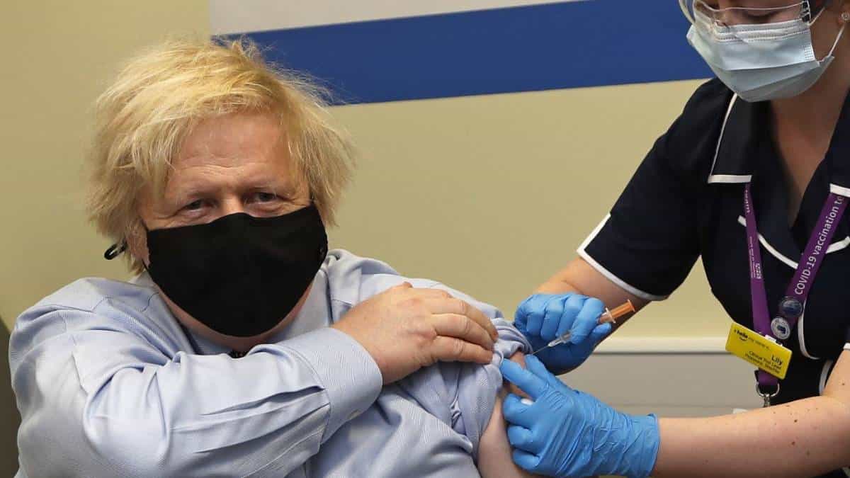 Reino Unido vacuna a la mitad de la población adulta contra el covid