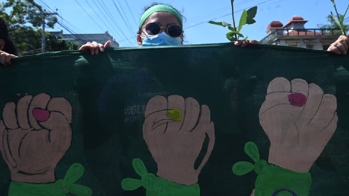 Liberaron a mujer condenada 9 años por haber abortado