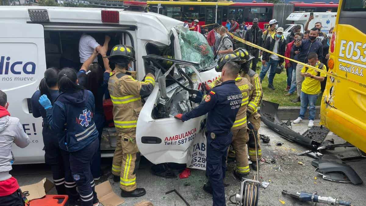 Accidente entre una ambulancia y Transmilenio