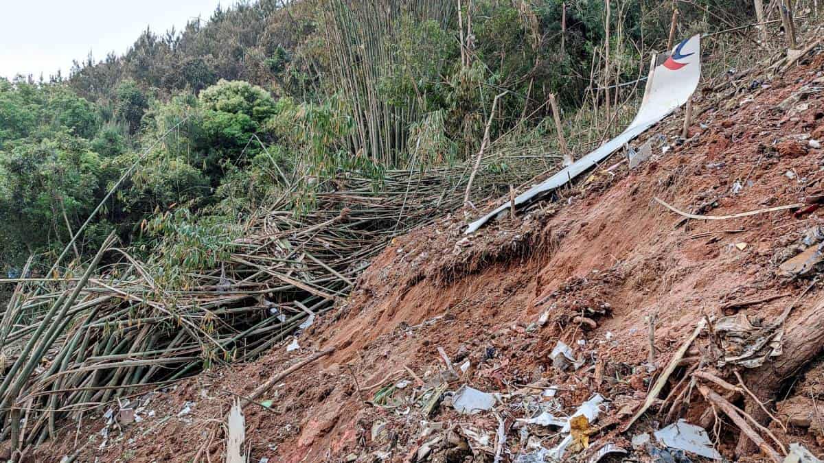Buscan rastros de los pasajeros del avión accidentado en China