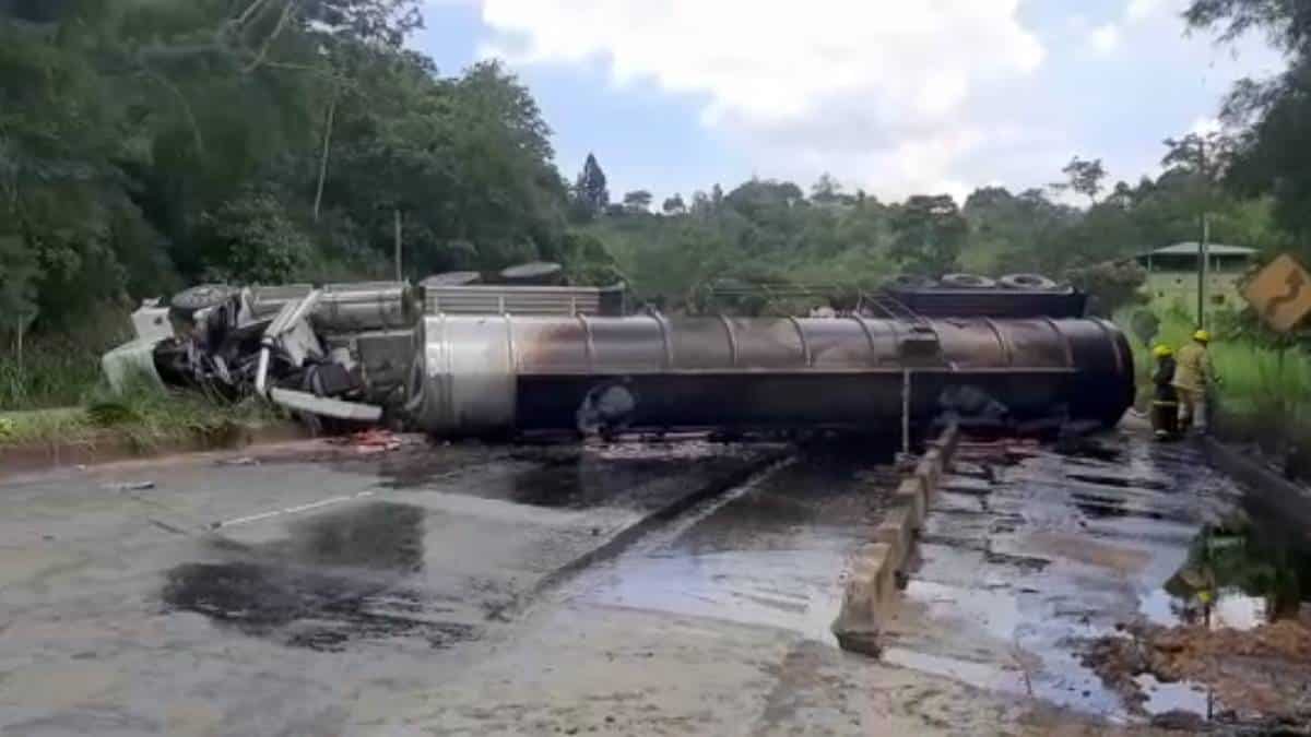 Accidente de camión que transportaba combustible en Santander