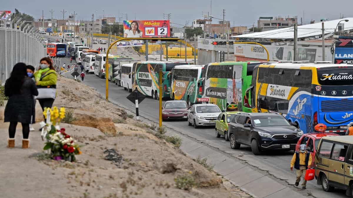 Accidente en Perú deja 27 muertos tras caerse un autobús en un abismo.