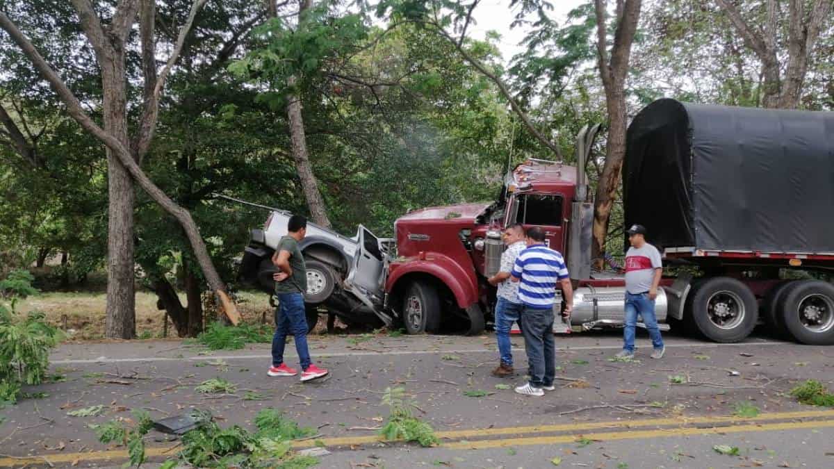 Accidente entre patrulla y tractomula deja un soldado muerto en Cesar