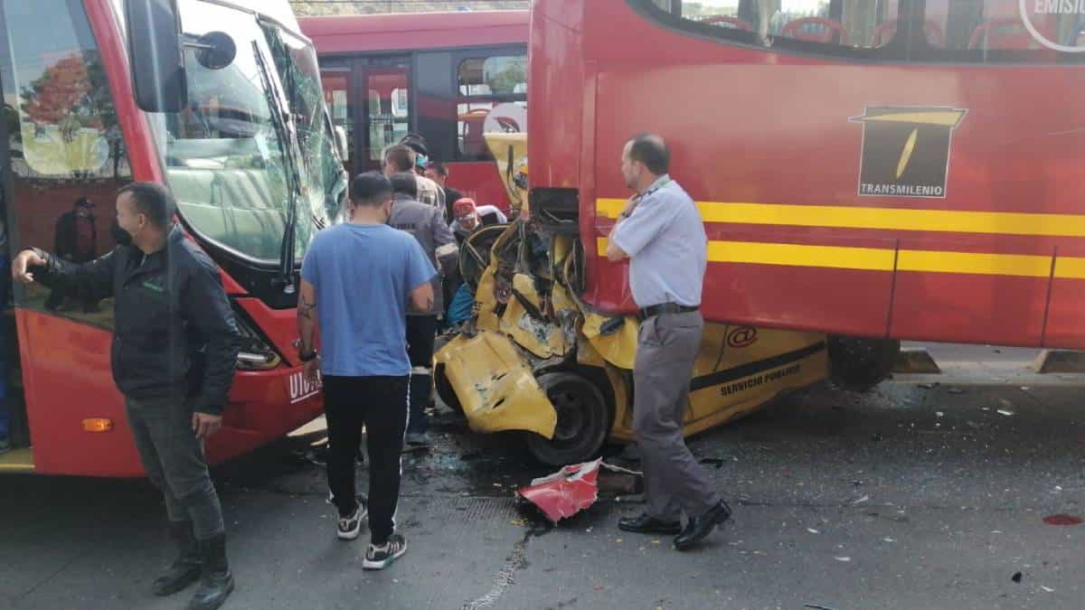 Impresionante accidente entre un bus de Transmilenio y taxi en Bogotá