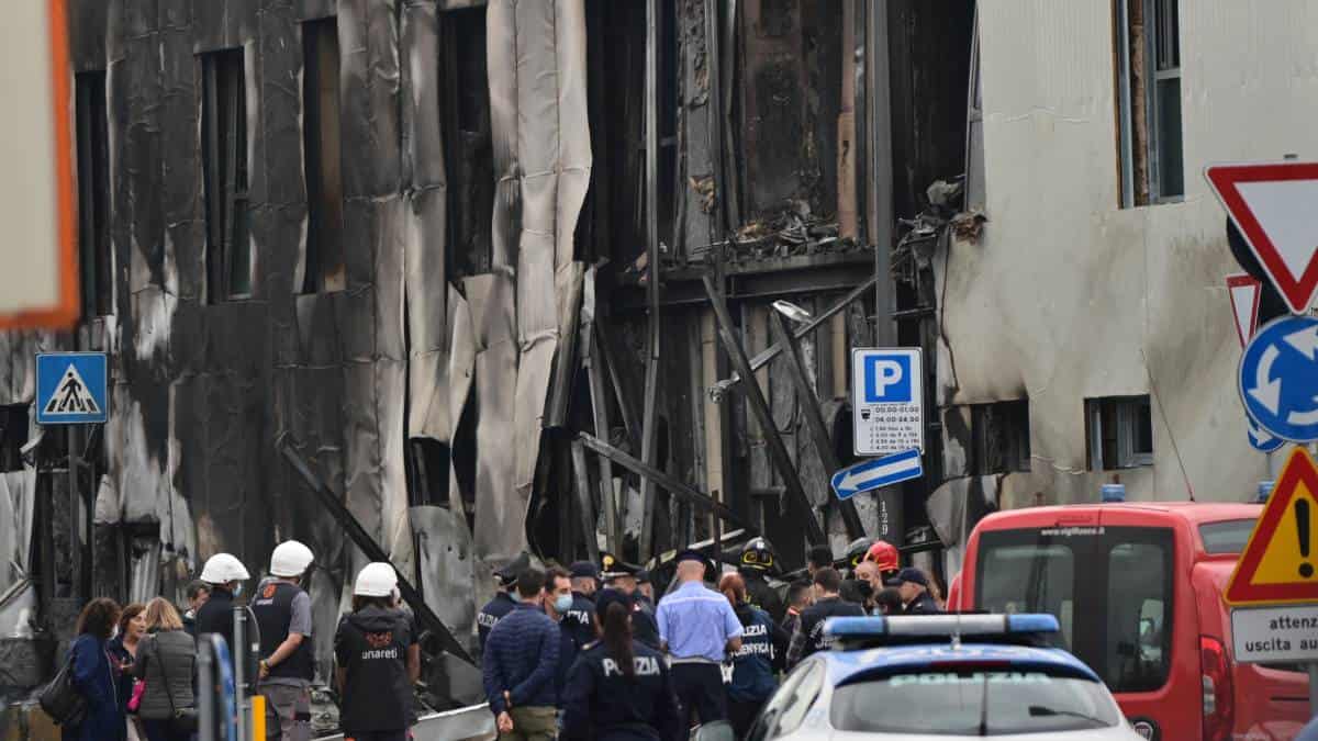 Ocho muertos dejó choque de avión contra un edificio en Italia