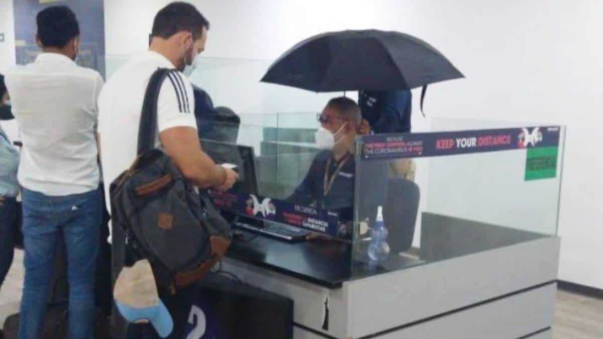 Con sombrilla deben trabajan funcionarios en Aeropuerto de Barranquilla por goteras
