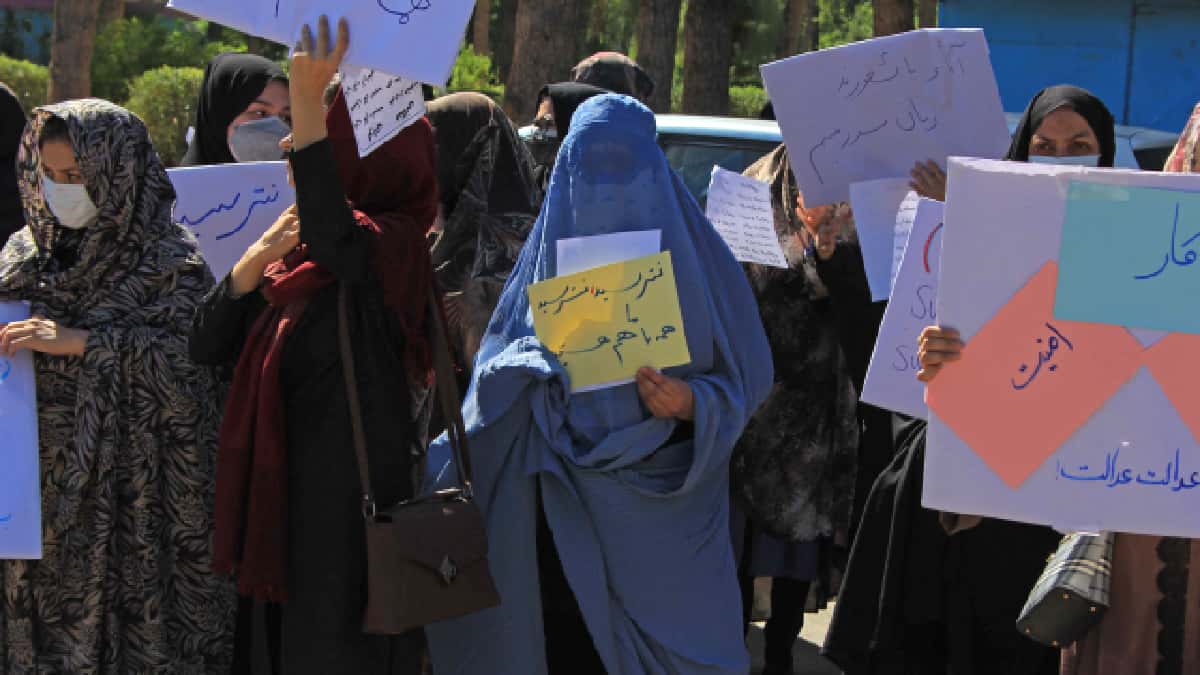 Mujeres afganas se manifestaron en Herat por sus derechos