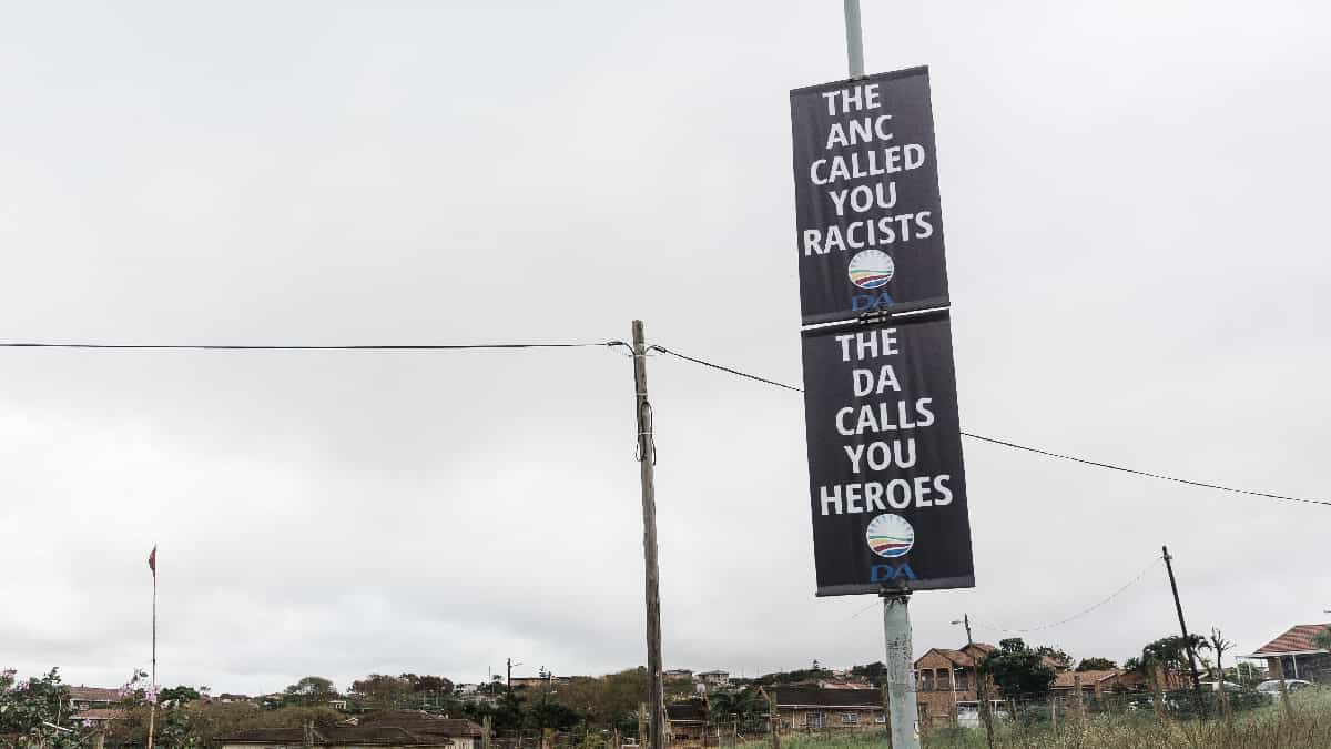 Sudáfrica entra en discusión tras campaña de afiches "racistas" de la oposición
