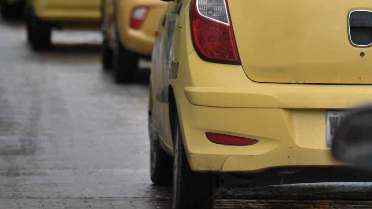 Foto: AFP (Juan Barreto) Denuncian que mujer fue agredida con una cruceta por taxista en Bogotá
