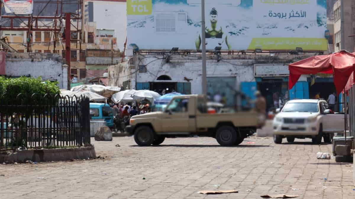 Al menos seis muertos deja atentado en Yemen contra un convoy oficial