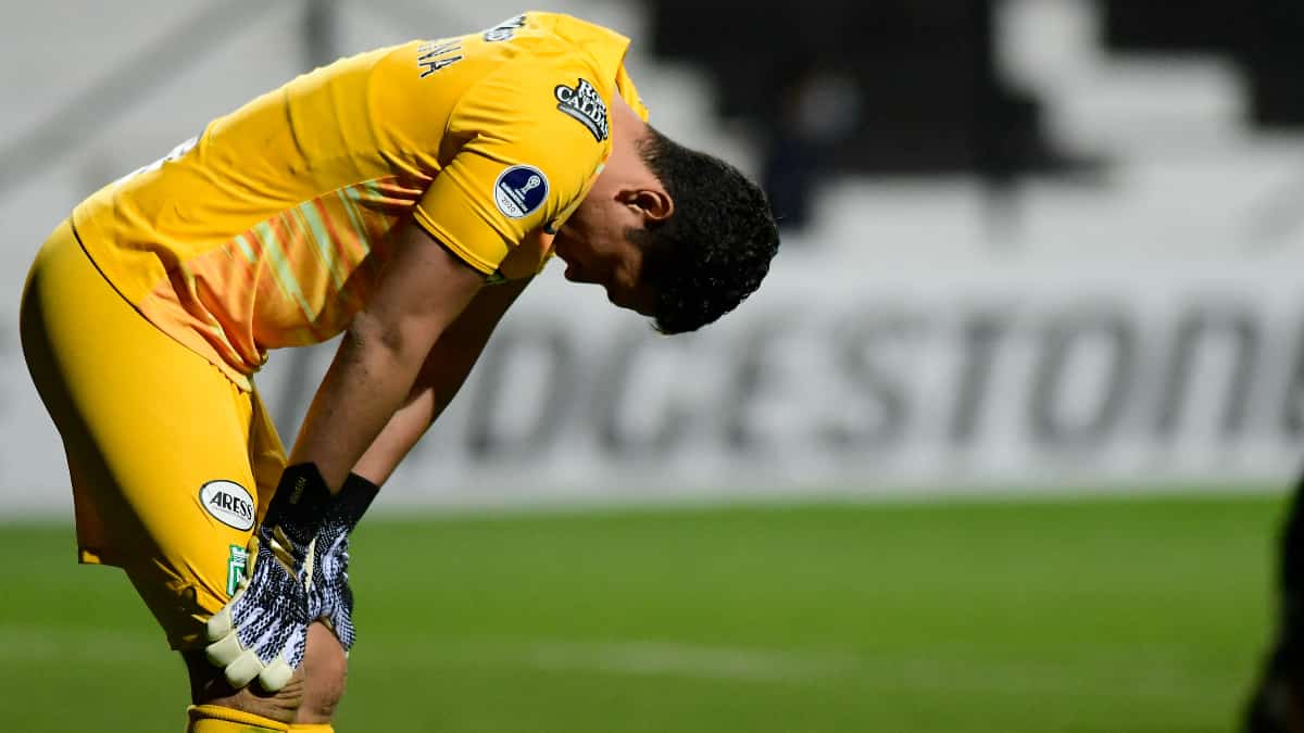 Aldair Quintana recibió apoyo tras pancartas de hinchas de Nacional