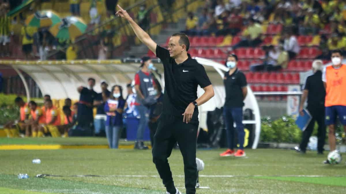 Atlético Nacional anunció la salida del entrenador Alejandro Restrepo