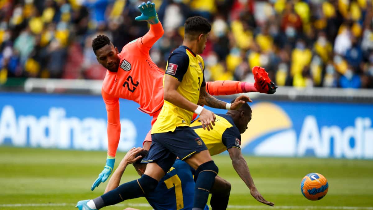 Alexander Domínguez, arquero de Ecuador, fue sancionado por FIFA