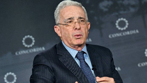 Uribe arremete contra Petro por acusaciones contra su partido