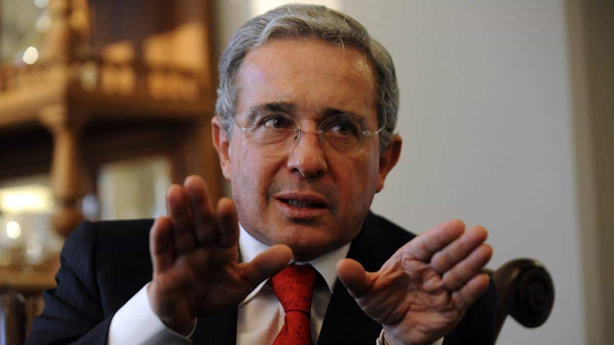 Twitter toma acciones sobre trino de Álvaro Uribe por violar sus políticas de violencia