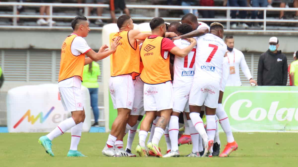 Junior estaría interesado en Luis Paz y Marlon Torres para el 2022