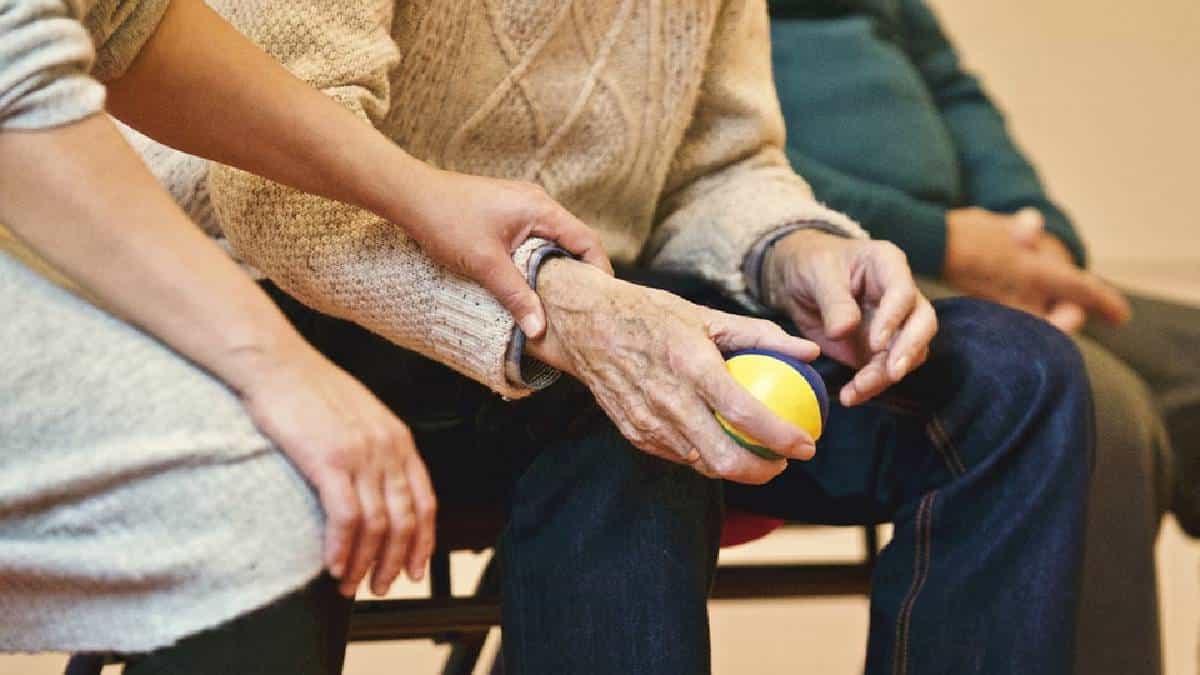 Mujer robó a anciano con Alzheimer pasándose como su familiar