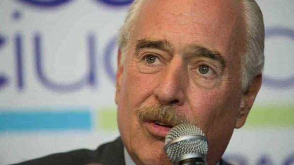 Expresidente Pastrana denunció que lo tienen retenido en Angola: está encerrado en un cuarto sin documentos