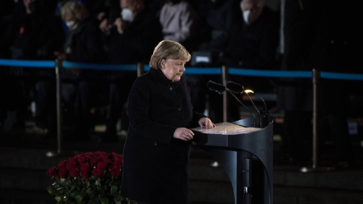 Merkel anuncia sanciones para personas no vacunadas en Alemania