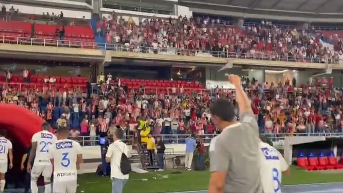 Aplausos-hinchas-Junior-Millonarios