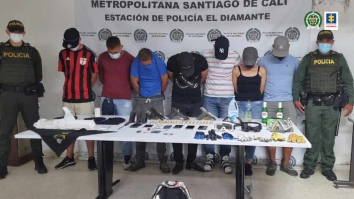 Foto: Fiscalía General Arrestadas 7 persoans en Cali por porte de armas traumáticas e insumos para bombas molotov