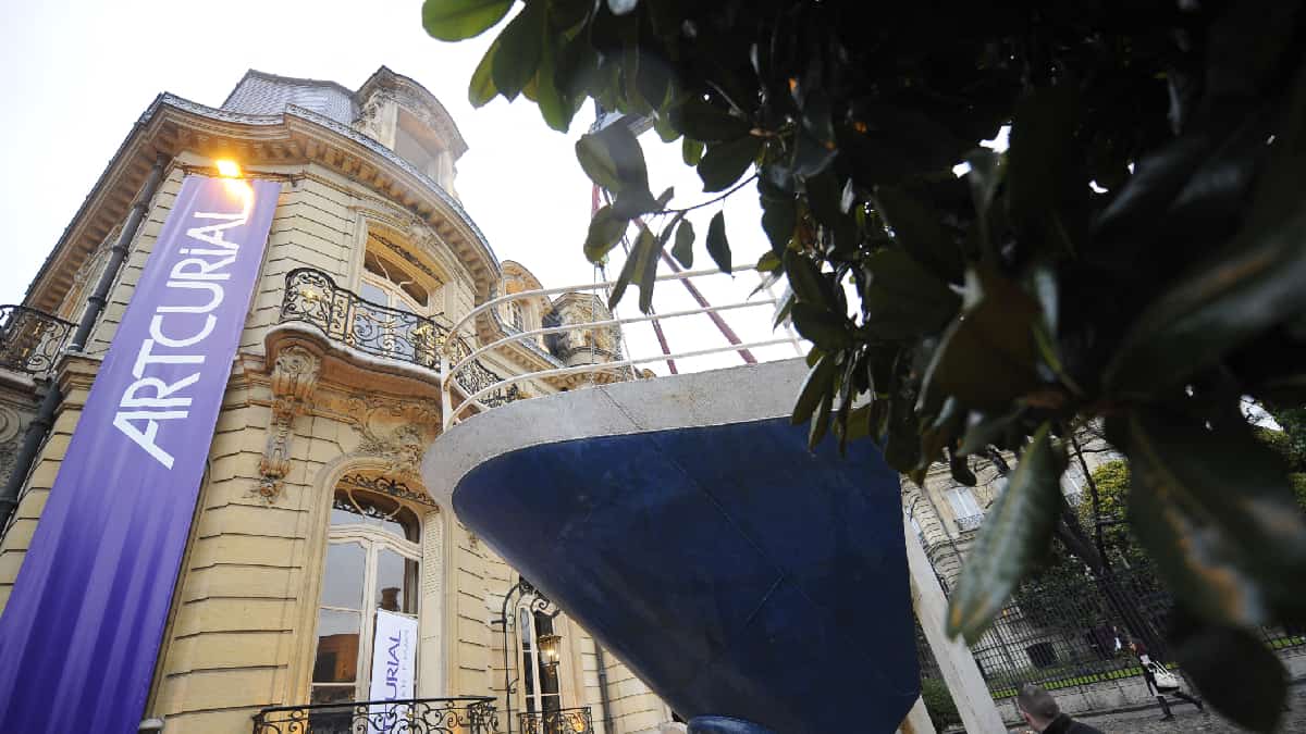 Subastan en Francia objetos de arte prehispánico pese a protestas de México