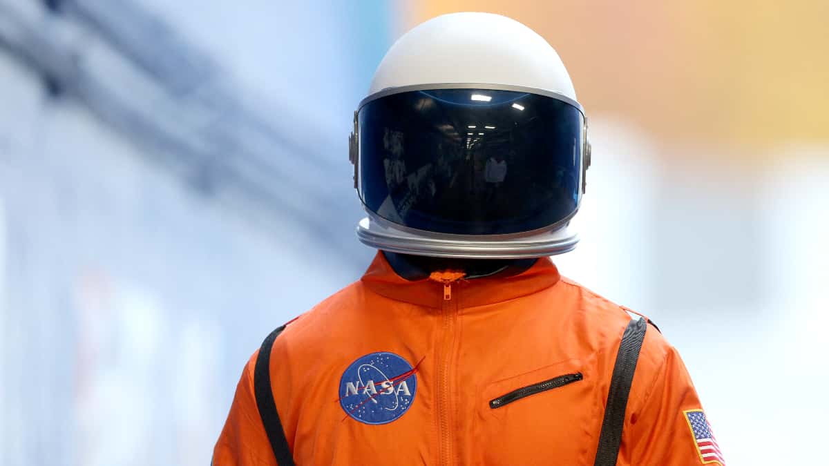 Desde el espacio astronauta describe daños climáticos al presidente de Francia