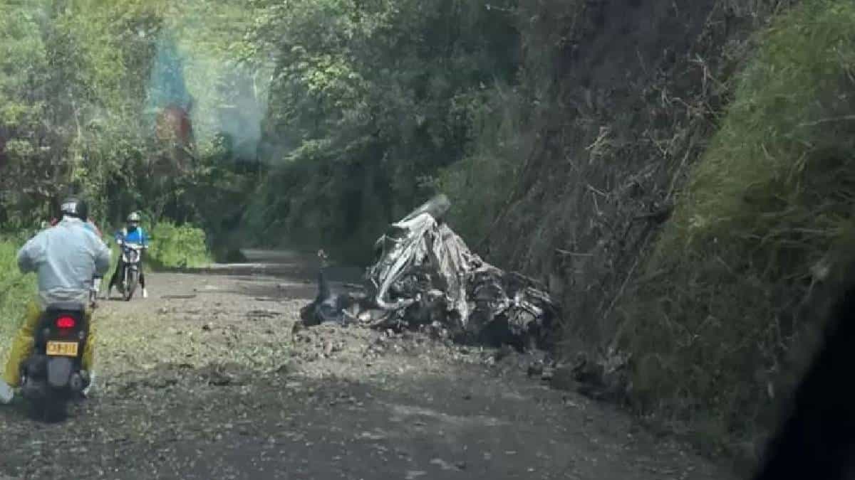Así quedó el vehículo oficial en el que se transportaban los uniformados