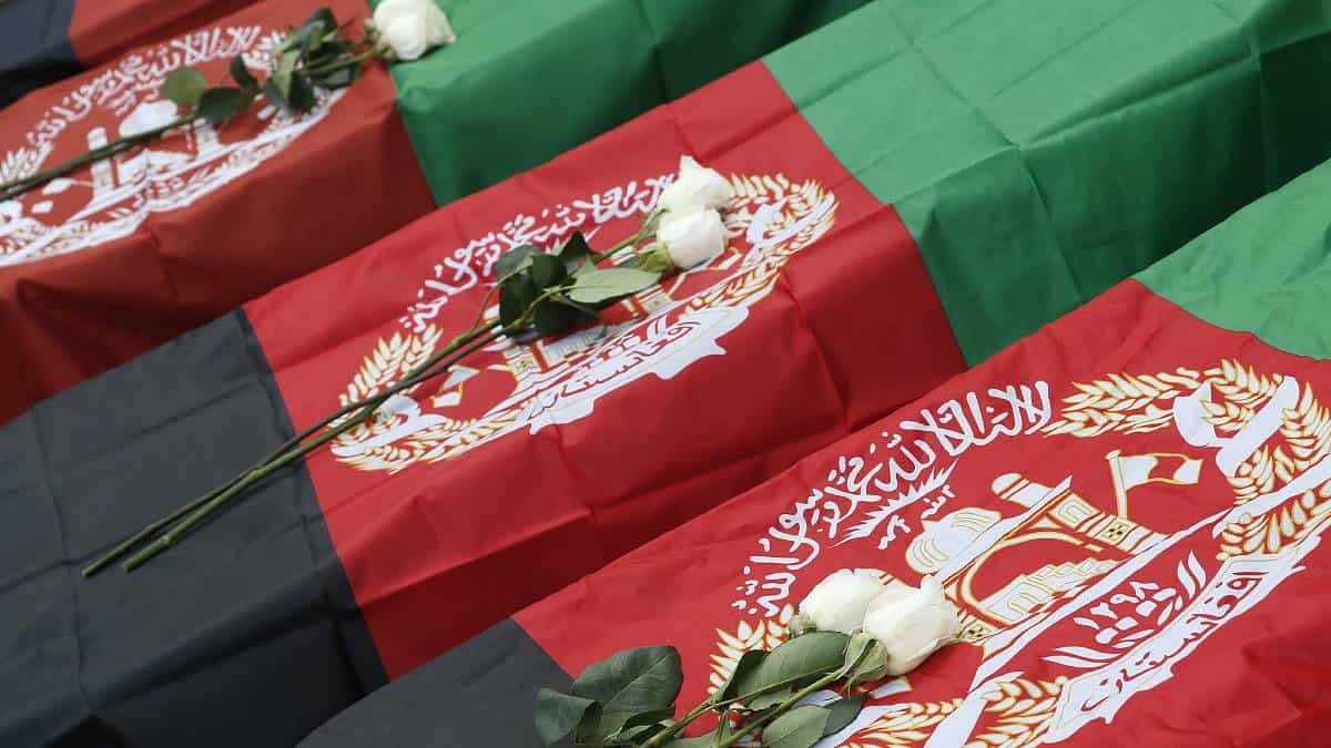 Atentado suicida en Afganistán deja al menos 50 muertos.