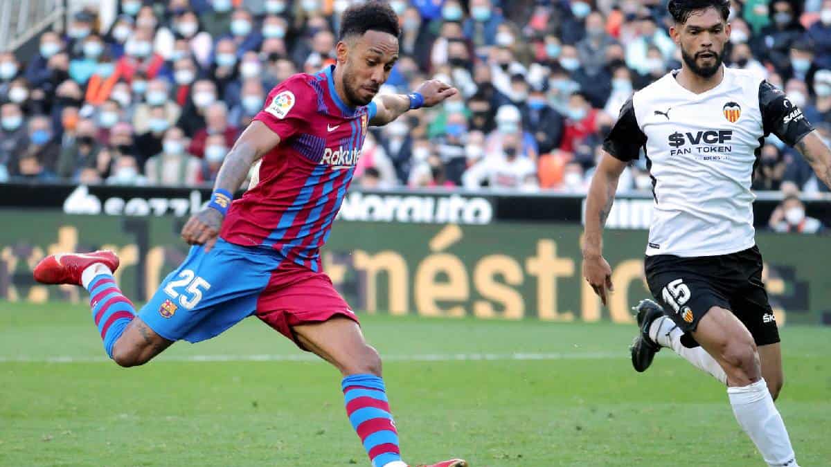 Aubameyang anota doblete en goleada del Barcelona al Valencia
