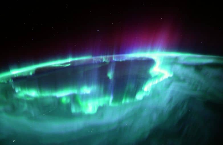 Las impresionantes imágenes de una aurora boreal desde el espacio
