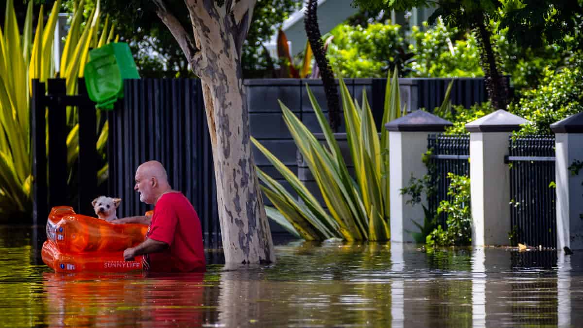 Australianos dejan casas por inundaciones y se resguardan en techos