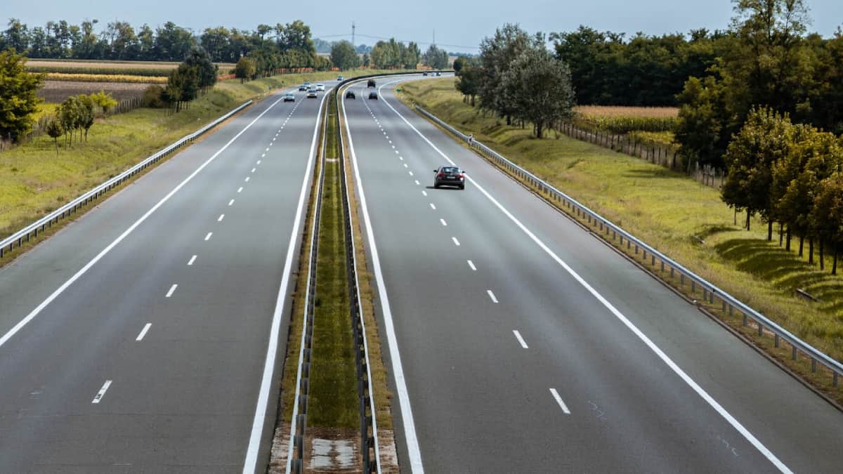 Video de niña que cayó de un vehículo en marcha