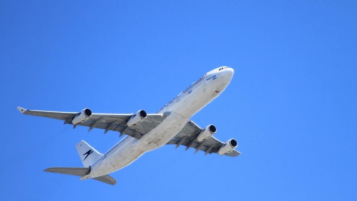 Señora habría pateado a bebé en la cara durante un vuelo
