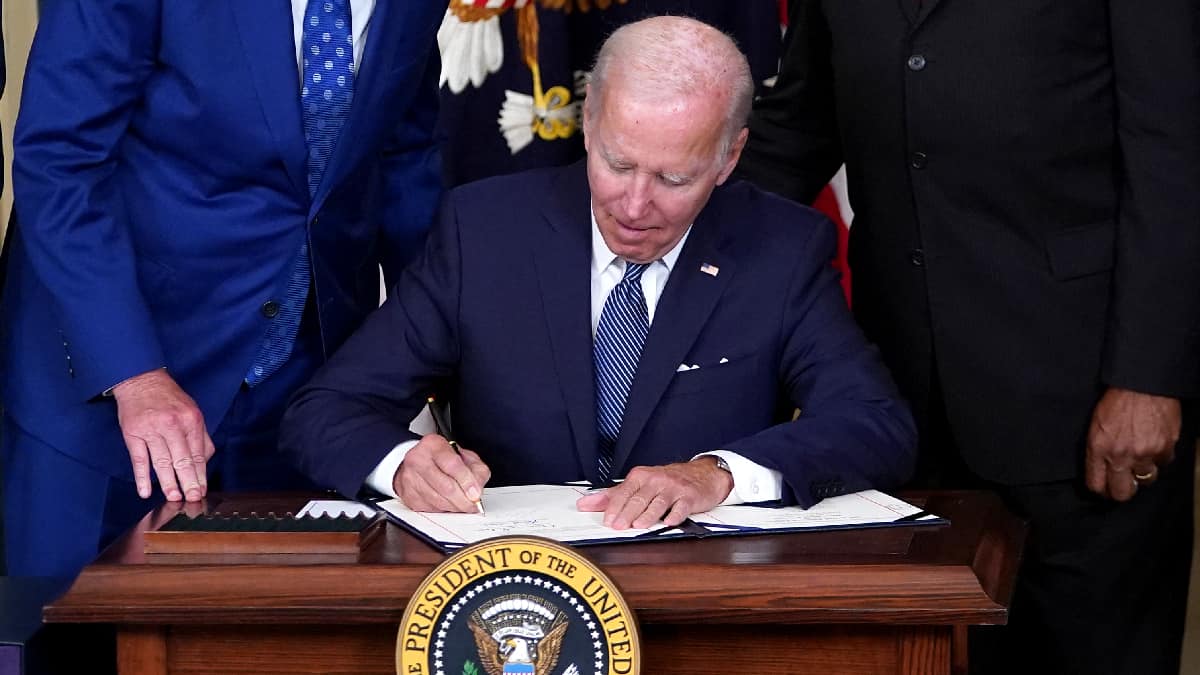 Biden afirma que cancelará porción de deuda estudiantil
