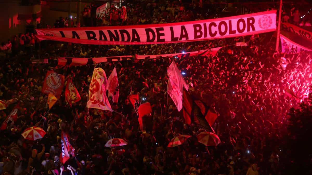 Banderazo de hinchas de Perú para partido con Paraguay