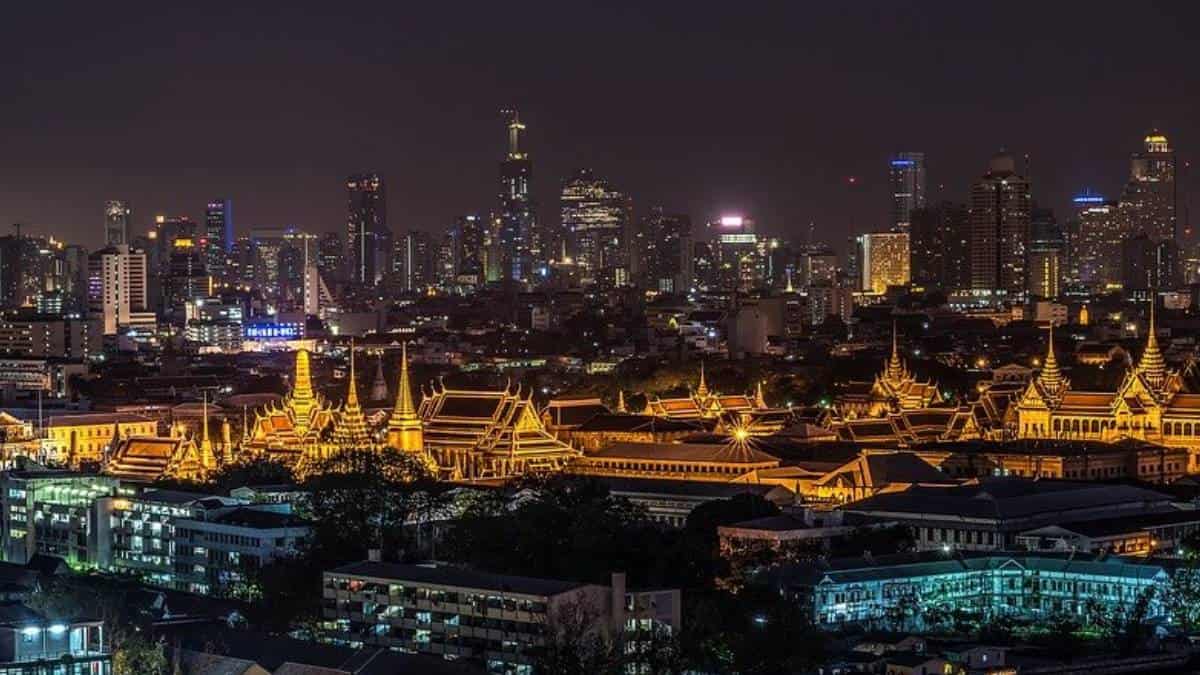 Tailandia refuerza restricciones por ola de contagios de covid-19