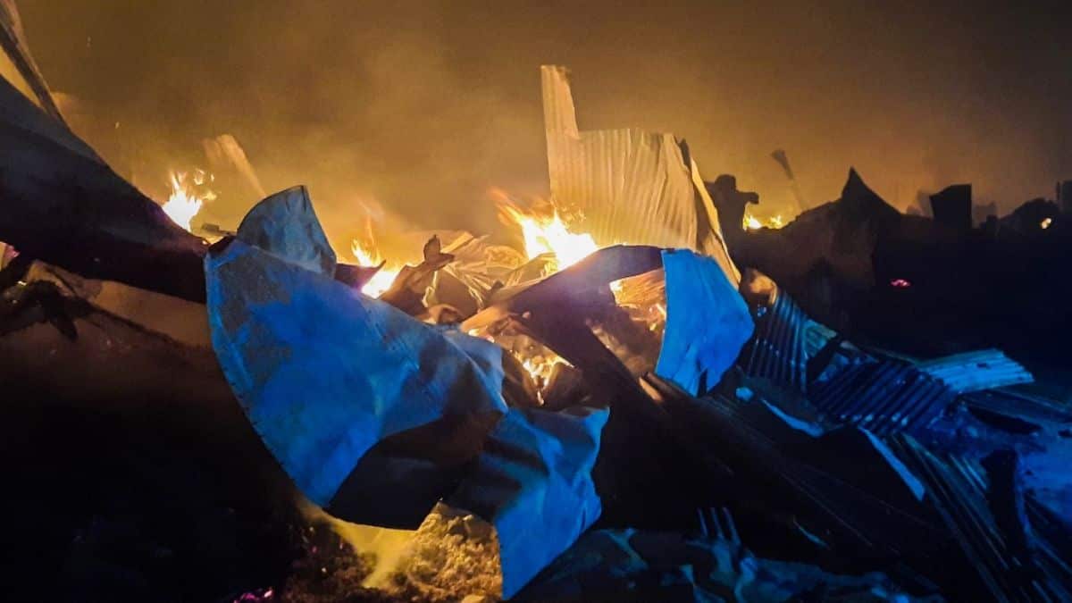 Al menos 15 muertos y 400 desaparecidos deja incendio en Bangladés