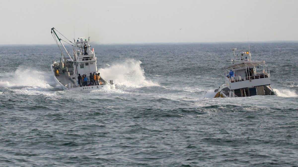 Mueren diez personas tras hundimiento de un barco turístico en Japón