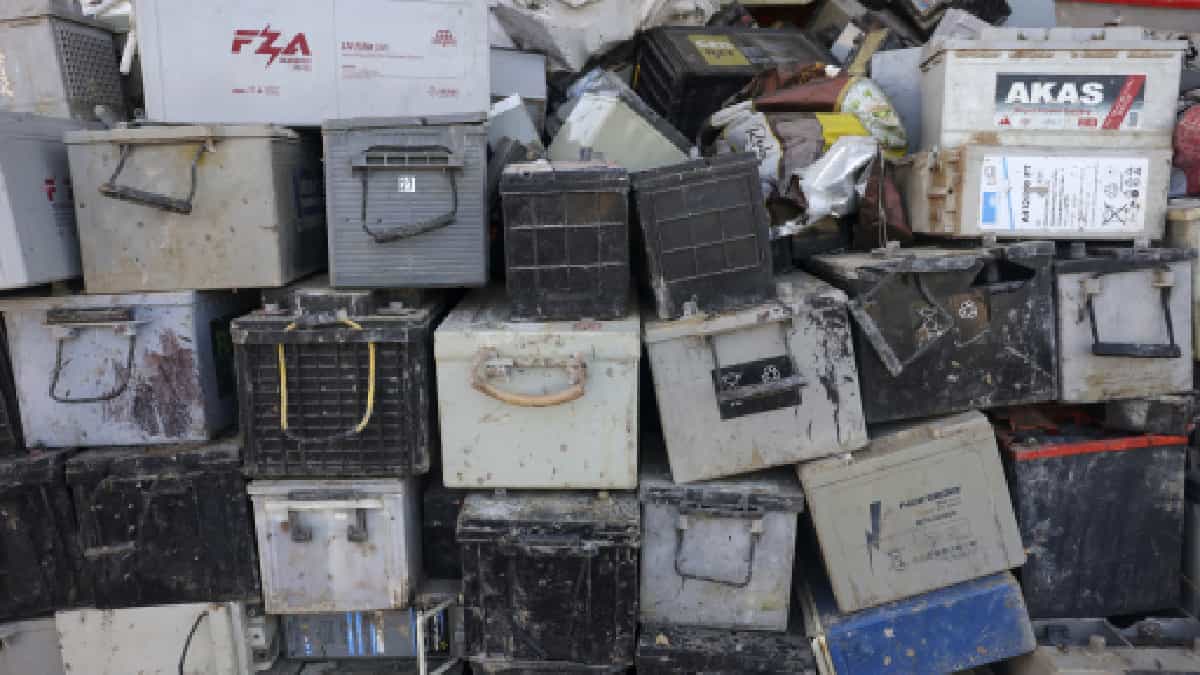 En Gaza, montañas de baterías se acumulan sin nadie que las recicle
