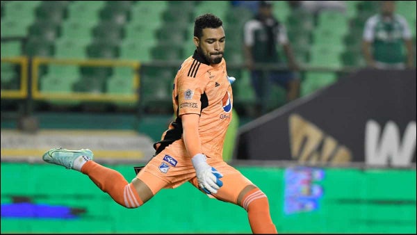 EN VIDEO: Álvaro Montero tapó una imposible y se vistió de héroe en el clásico capitalino