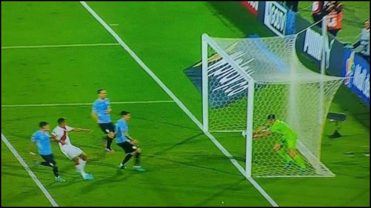 Jugada polémica entre Uruguay vs Perú